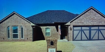Building Photo - 1614 NE White Rock Dr