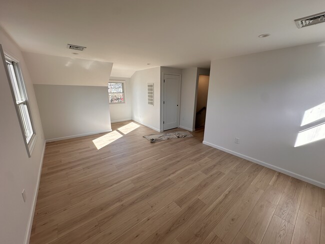 Building Photo - 947 Benris Ave