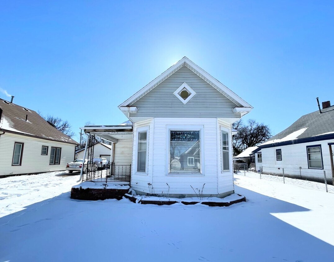 Primary Photo - 2 Bed, 2 Bath Bungalow