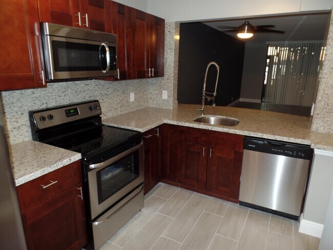 Foto del edificio - 109 Lake Emerald Dr