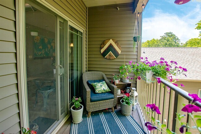 Interior Photo - 408 S Prairie St