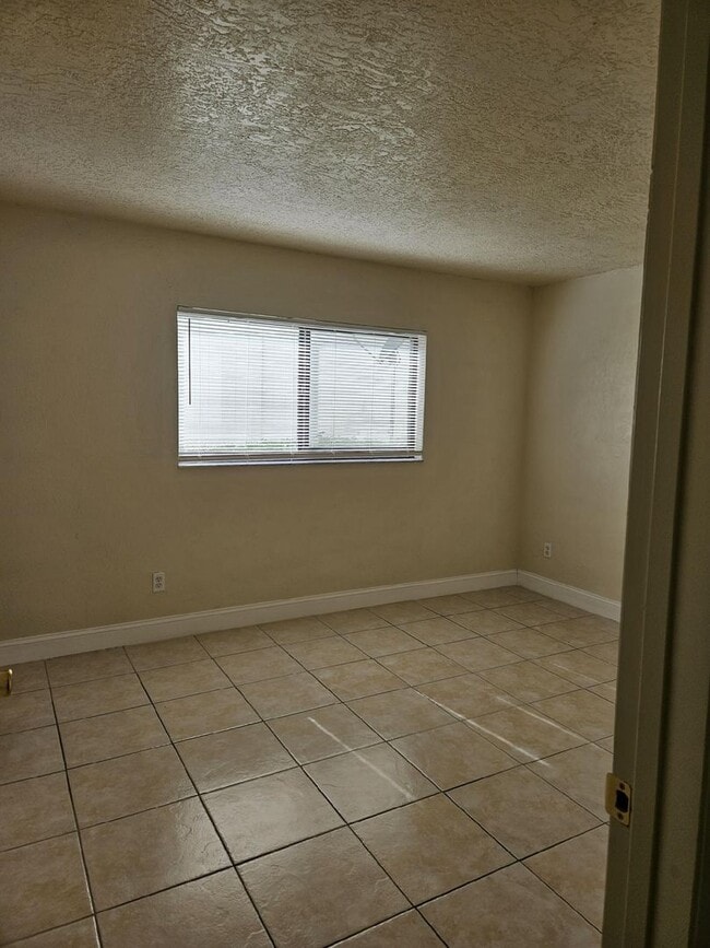 Building Photo - 1 BEDROOM 1 BATH NEWLY RENOVATED CONDO