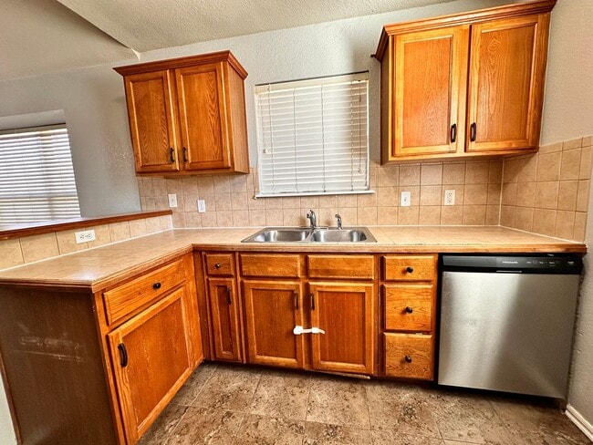 Foto del edificio - 3 Bedroom brick home in Del City