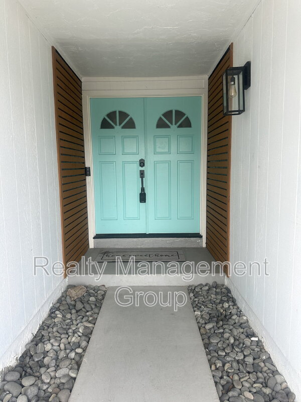 Foto del edificio - 744 Saugerties Ave