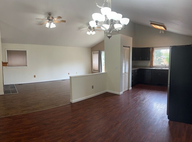 Building Photo - 4 bed/ 2 bath beauty in Eagle River