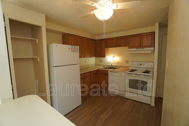 Foto del edificio - 8826 E Florida Ave