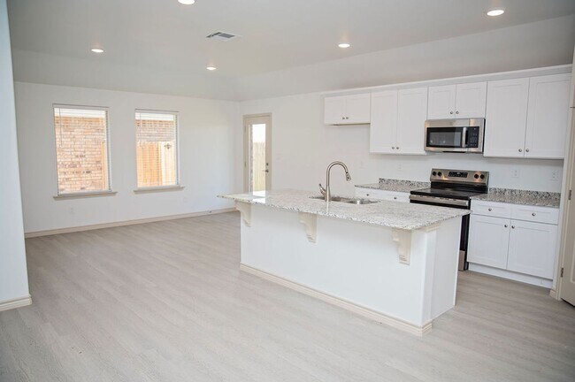 Building Photo - Move-In Ready & Made for Memories