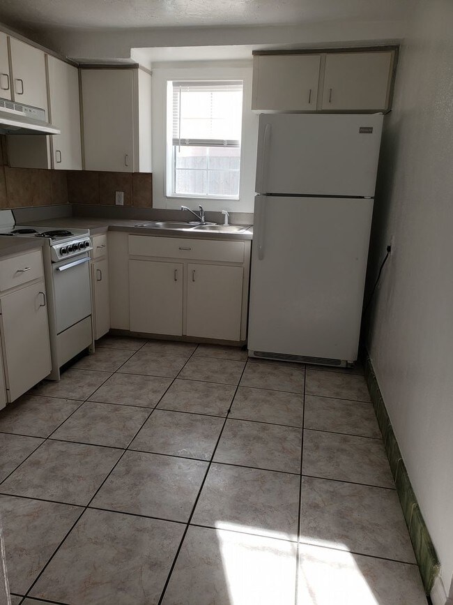 Building Photo - 2 BEDROOM BEACHSIDE APT 825