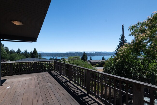Building Photo - Exceptional Bellevue Home | Lake Sammamish Views | 5 Bed | 3 Bath | 3,380 Sq Ft