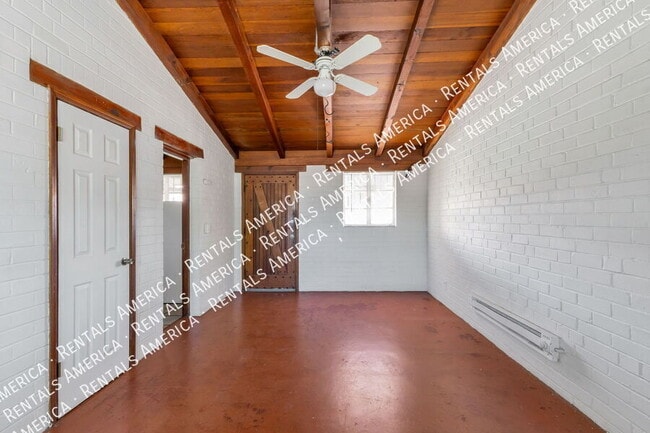 Building Photo - 947 N Alvernon Way
