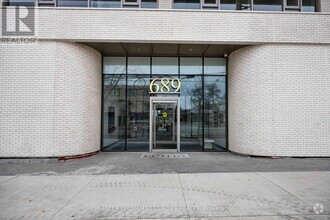 Building Photo - 689 The Queensway