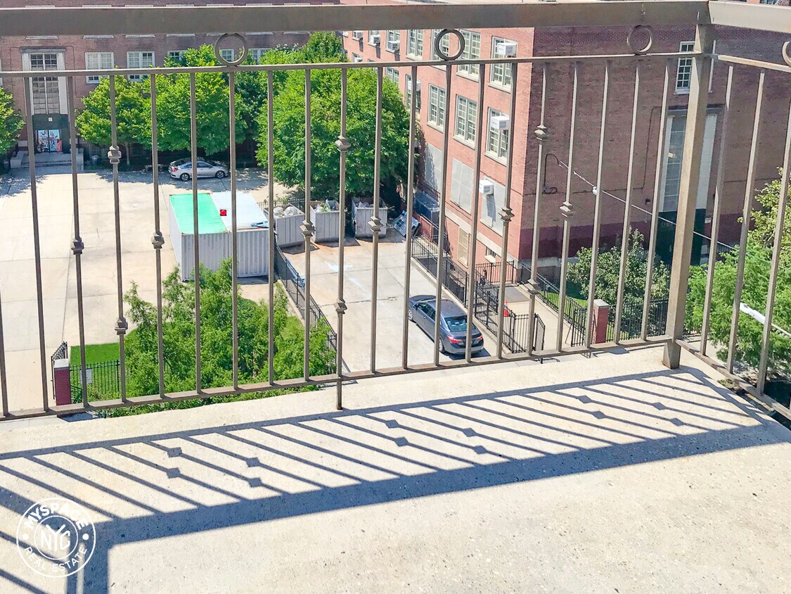 Primary Photo - 475 E 8th St