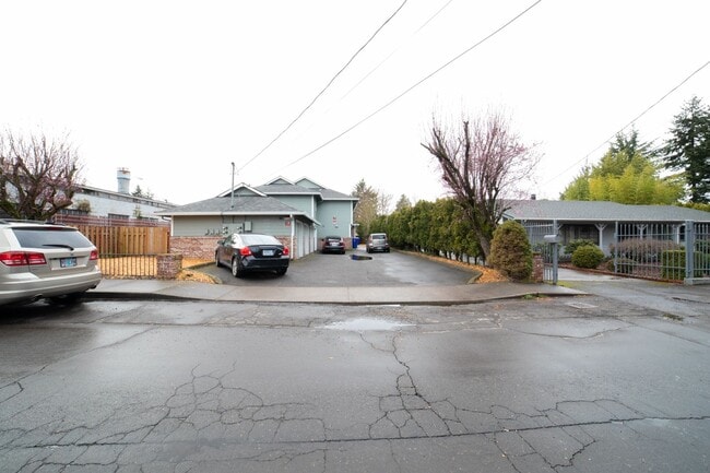 Building Photo - 3411-3423-3423 SE 85th Ave