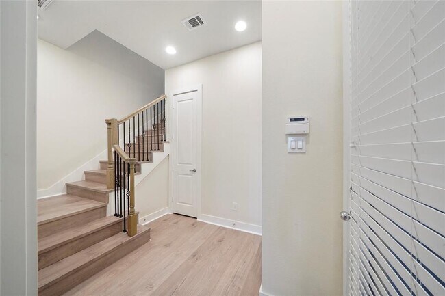 Building Photo - 2616 Riverside Dr