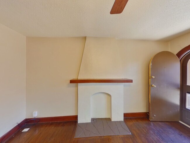 Building Photo - 3905 E Elm