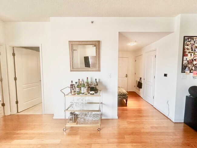 Foto del edificio - Welcome to this 2BD/2BA home at The Eleven with a BALCONY - GARAGE PARKING - 1 STORAGE UNIT!
