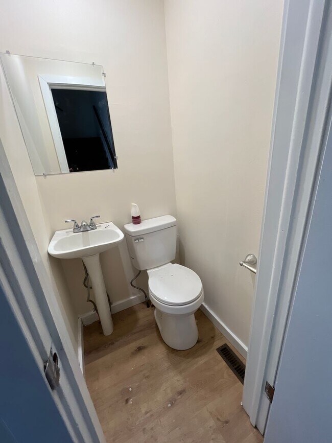 Foto del edificio - 2 Bed 1.5 bath with ac and off-street parking