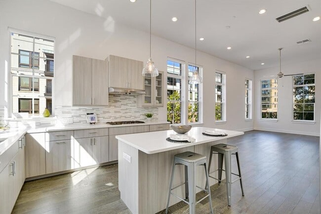 Building Photo - 1301 Town Creek Dr