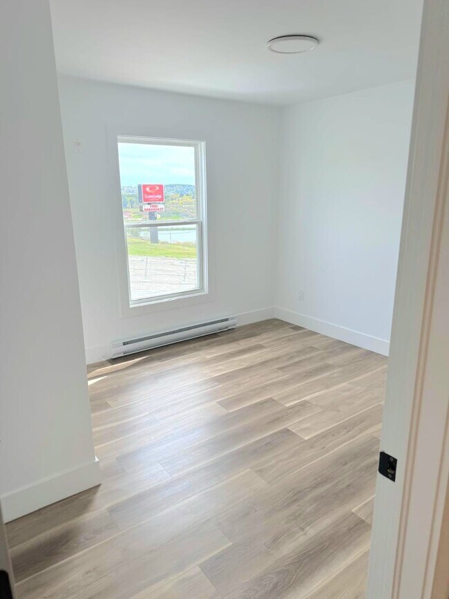 Photo du bâtiment - 3 Bedrooms 1 Bathroom Apartment