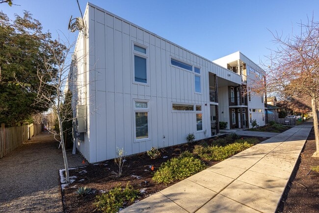 Photo - 4647 SE 40th Ave Apartment