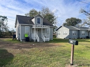 Building Photo - 621 Harrison Ln