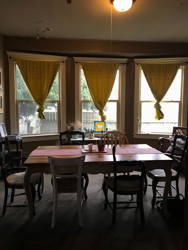 Building Photo - PRELEASING: Large 5 Bdrm, 2 Bath Home!