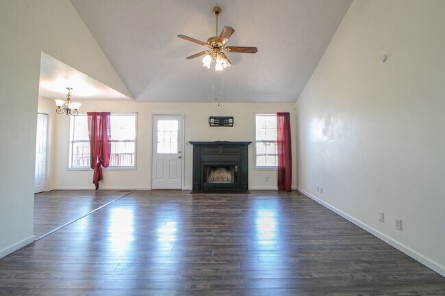 Foto del edificio - 1325 Meredith Way