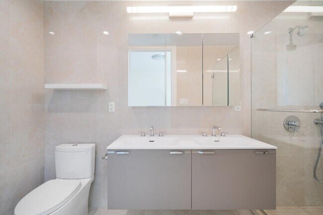 Foto del edificio - 3 bedroom in Brooklyn NY 11223