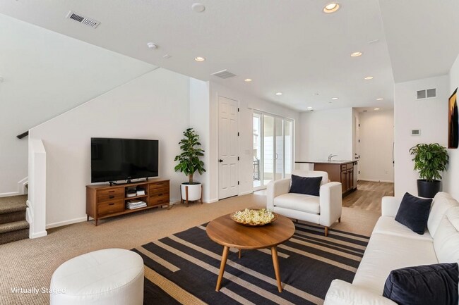 Foto del edificio - Aurora 3BR Townhome | 2-Car Garage, Covered Deck & Modern Finishes