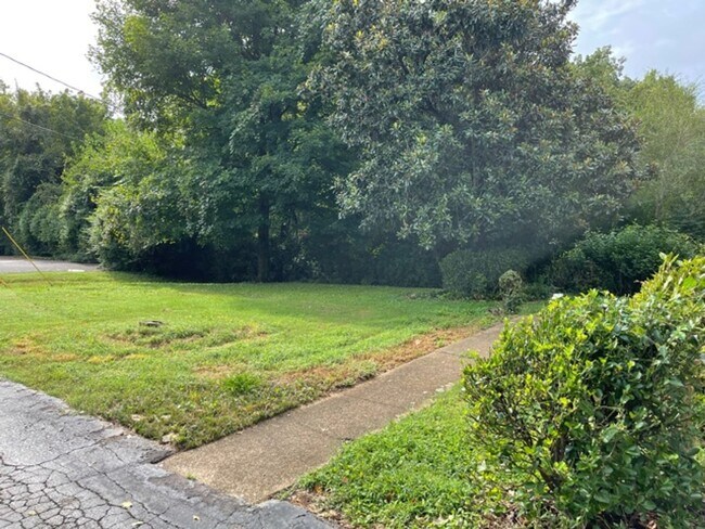 Foto del edificio - 4 bd 2 ba including a basement apartment in a great East Nashville location