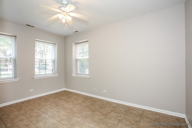 Foto del edificio - 4941 N St Louis Ave