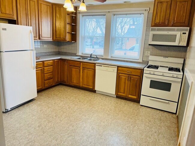 Building Photo - 3455 N Normandy Ave