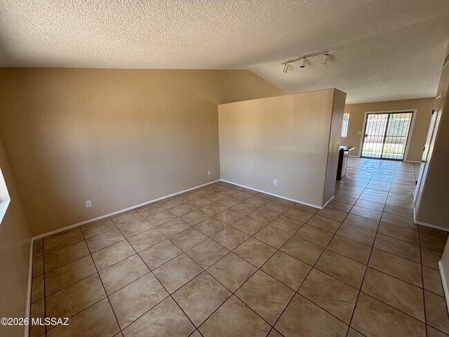 Building Photo - 1725 W Sauvignon Dr