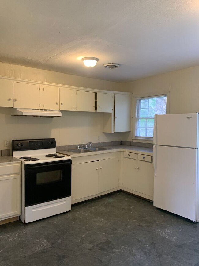 Building Photo - HUD Friendly 2 Bed 1 Bath Completely Remod...