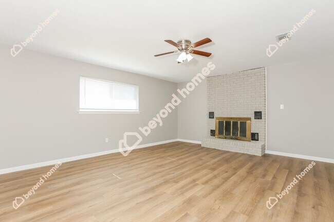 Building Photo - Beautifully renovated 3 bedroom / 1.5 bath...