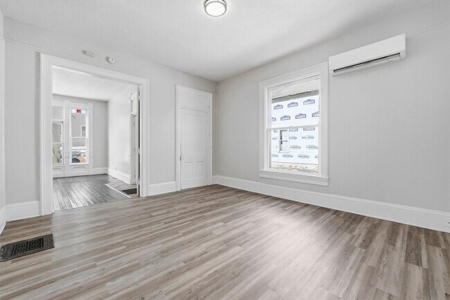 Foto del edificio - 2411 Fox Ave