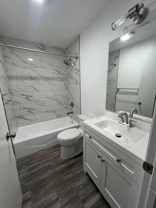 Baño de invitados - 8034 Linda Vista Rd