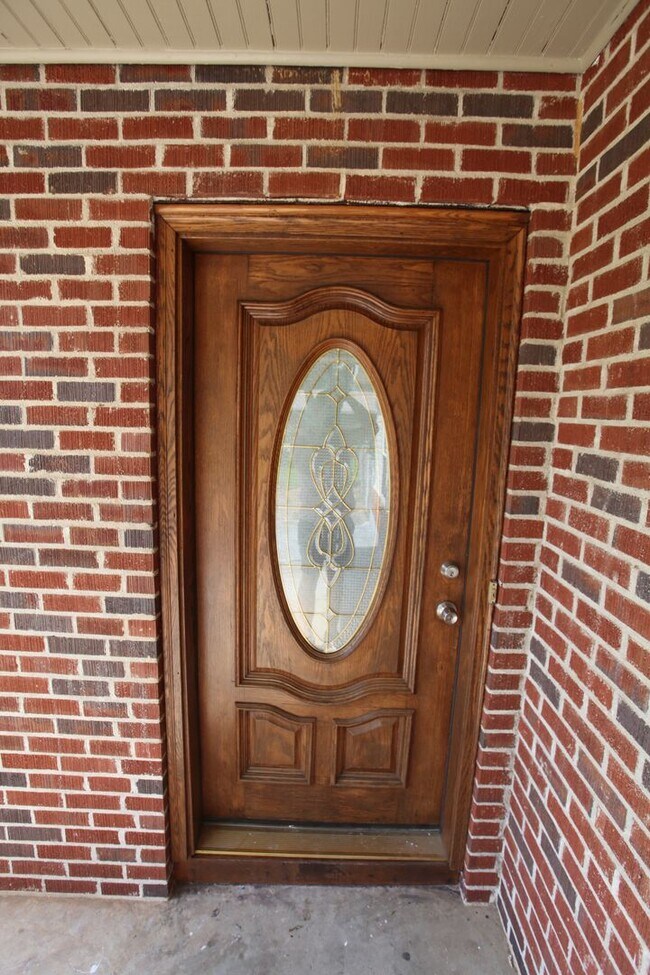 Building Photo - 3 Bed/1.5 Bath Home Available for August!