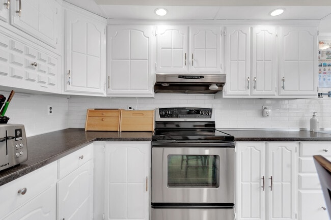 Kitchen - 46 Falaise Rd