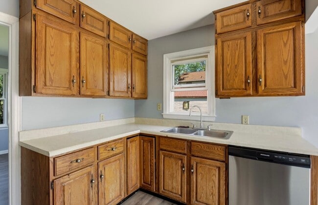 Building Photo - Cozy 2-Bedroom Home with Bonus Room & Fenced Yard!