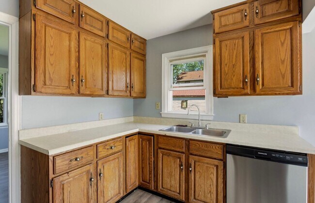 Foto del edificio - Cozy 2-Bedroom Home with Bonus Room & Fenced Yard!