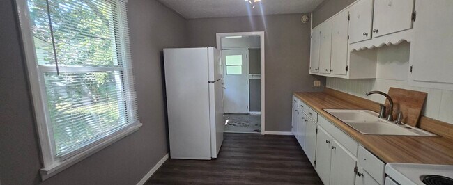 Foto del edificio - 112 Williamson Ave