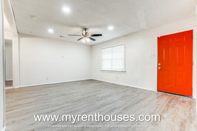 Foto del edificio - 5869 Bluffman Dr
