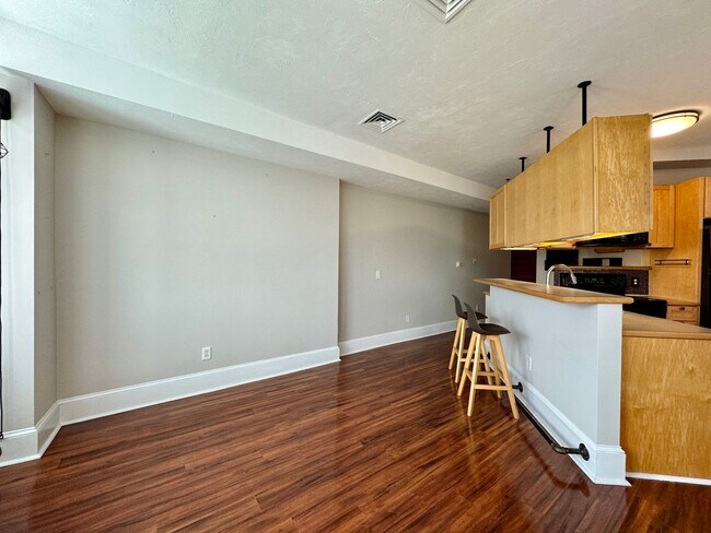 Foto del edificio - 1 Bed / 1 Bath 1st Floor Unit  (Downtown, ...