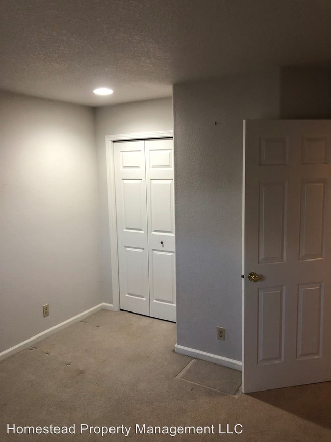 Building Photo - 5 br, 2.5 bath House - 1189 Mickey Ln E