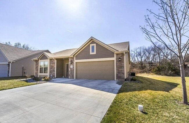 Foto del edificio - FANTASTIC HOME ON THE WEST SIDE! SCREENED-IN PORCH!
