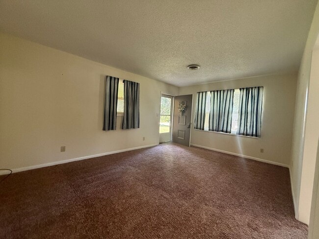 Building Photo - 1121 Woodside Dr