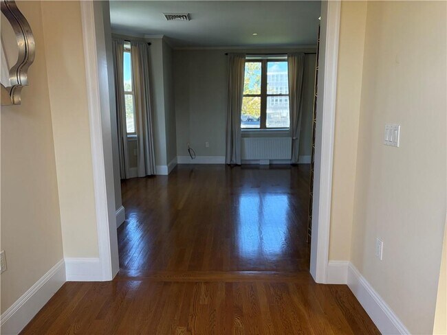 Foto del edificio - 1180 Narragansett Blvd
