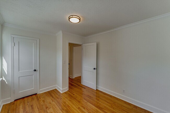 Foto del edificio - Three Bedroom One Bathroom For Rent