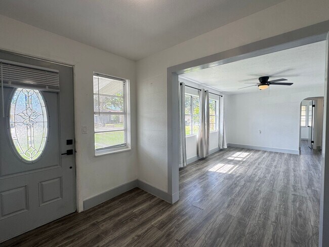 Building Photo - Annual Unfurnished 3-Bedroom, 1-Bathroom H...